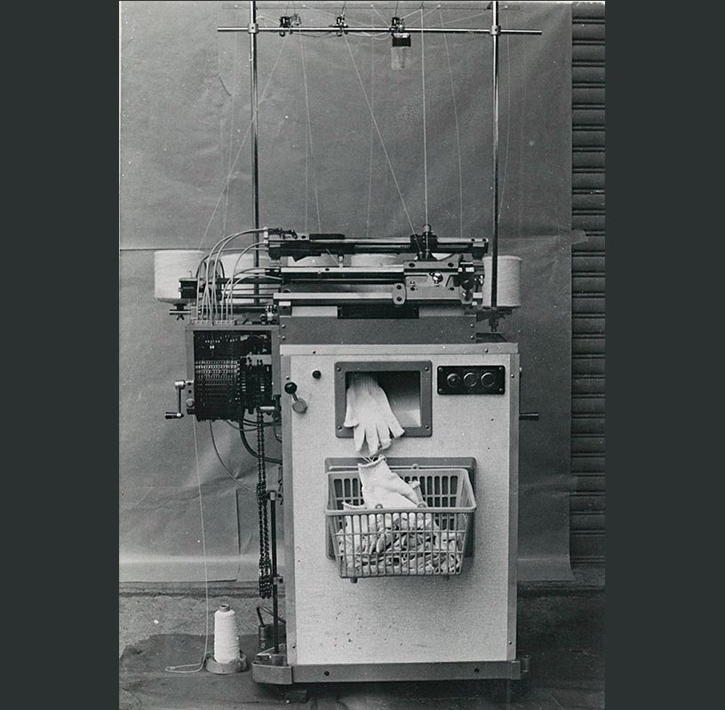 世界首台全自动手套编织机的开发