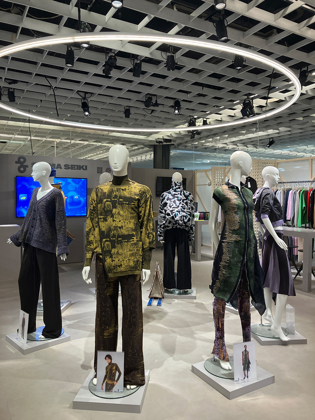 knit sample display
